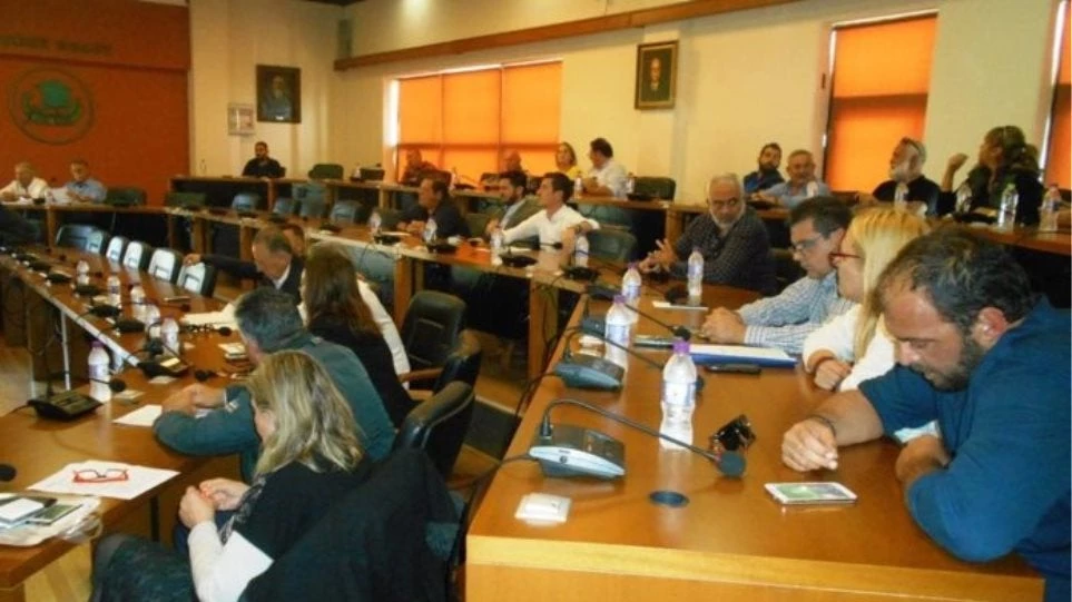 Χαμός στο δημοτικό συμβούλιο στον Βόλο: «Καραγκιόζη», «μπαχαλάκια» «μπαγλαμά» και… άλλα «γαλλικά»